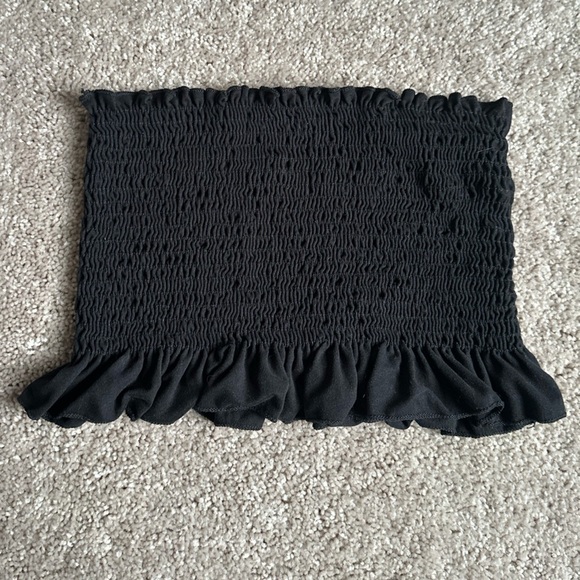 Forever 21 Tops - Forever 21 Black Ruffled Crop Top